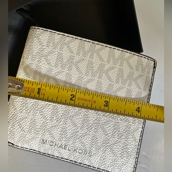 NWT Michael Kors White Leather Wallet with Black Accents - Picture 7 of 10